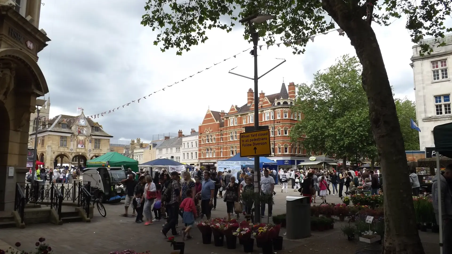 Bridge Street, no centro de Peterborough, com bandeirolas