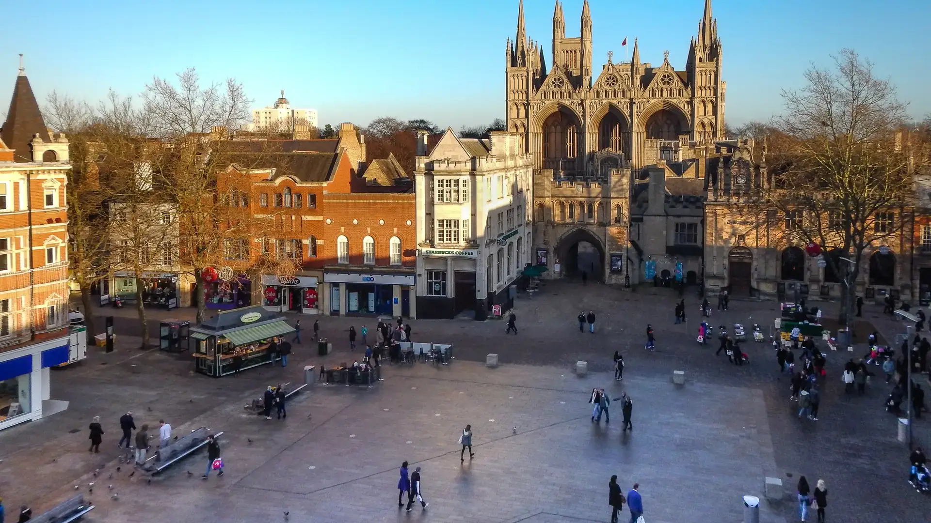 Cathedral Square, no centro de Peterborough, com a catedral ao fundo