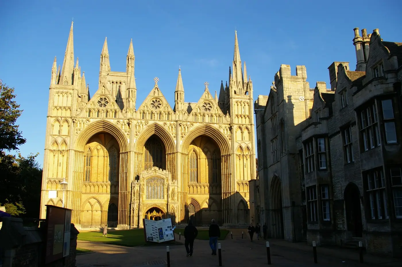 Fachada oeste da Catedral de Peterborough